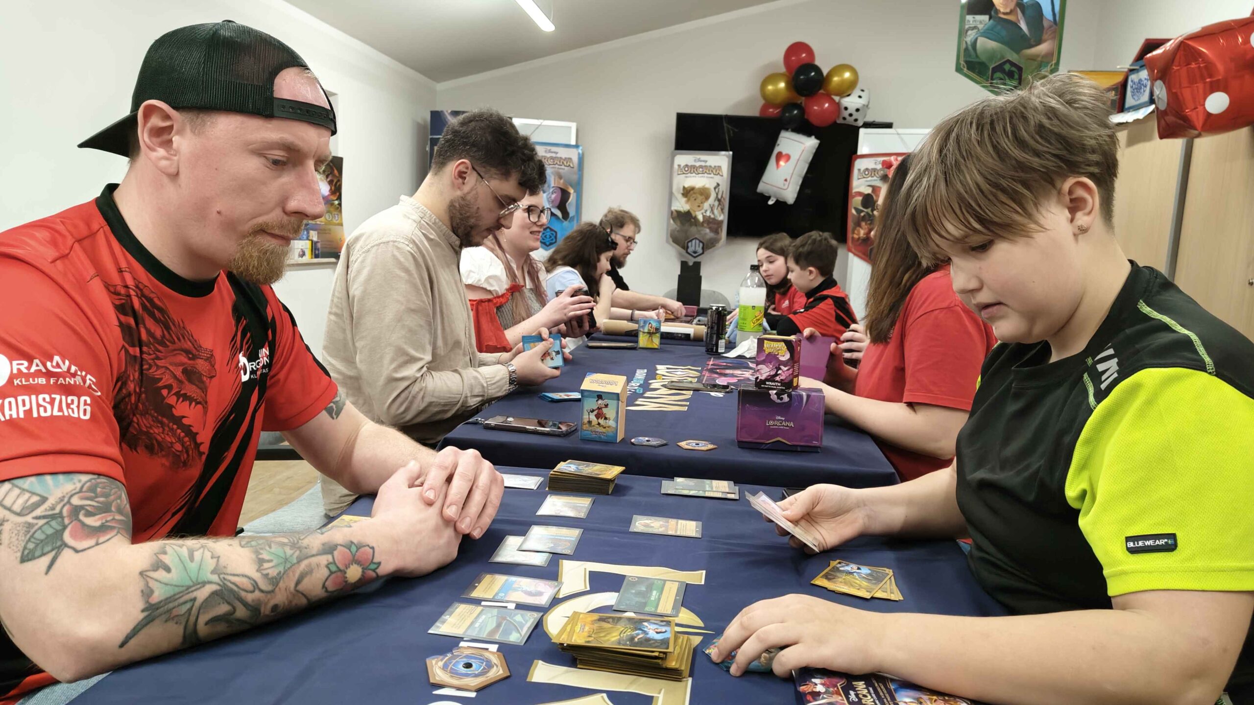 Uczestnicy podczas wspólnej gry planszowej