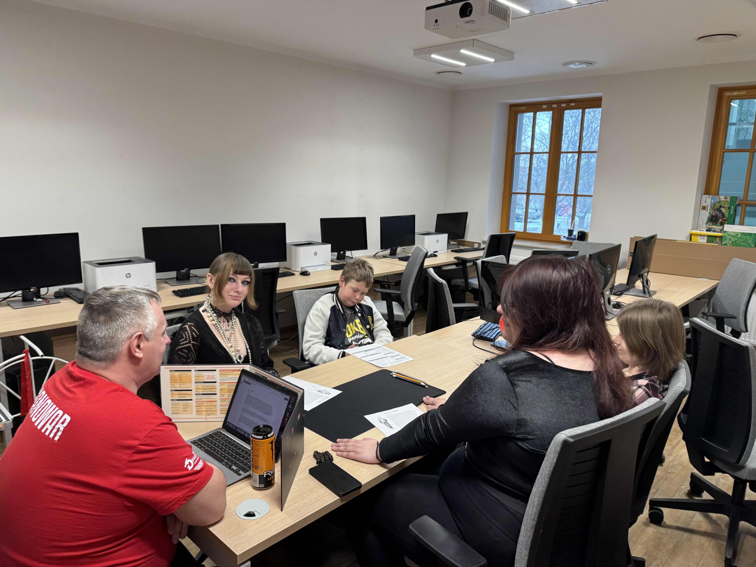 Gracze przygotowujący materiały do spotkania